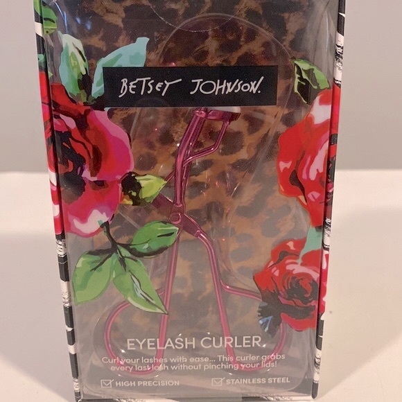 2/$20 Betsy Johnson Eyelash Curler - Picture 1 of 5